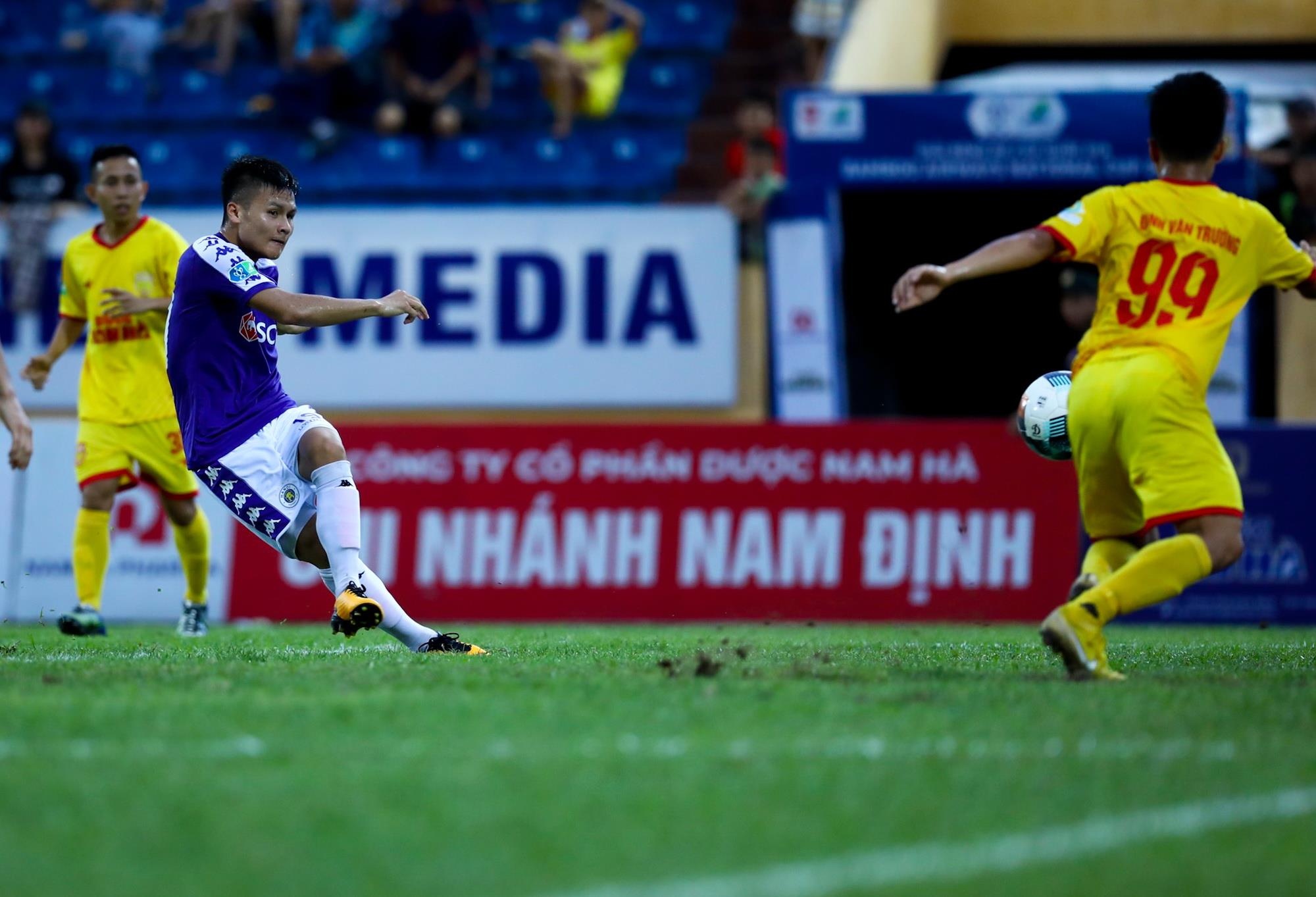 Quang Hai ghi ban vao luoi Nam Dinh anh 1