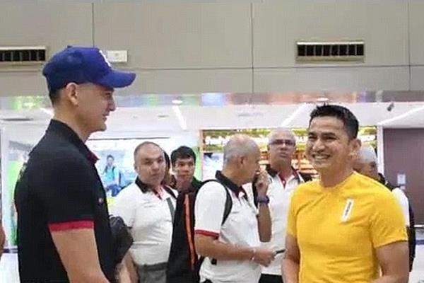 Dang Van Lam gap huyen thoai Kiatisak tai Thai Lan hinh anh