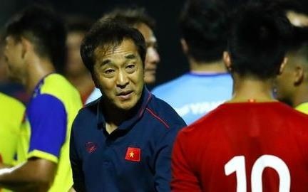 Tro ly Lee Young-jin chan chinh Martin Lo ngay sau chien thang hinh anh