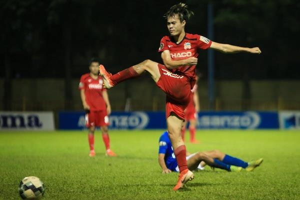 Van Toan trut gian vao bang quang cao trong tran thua CLB Quang Ninh hinh anh