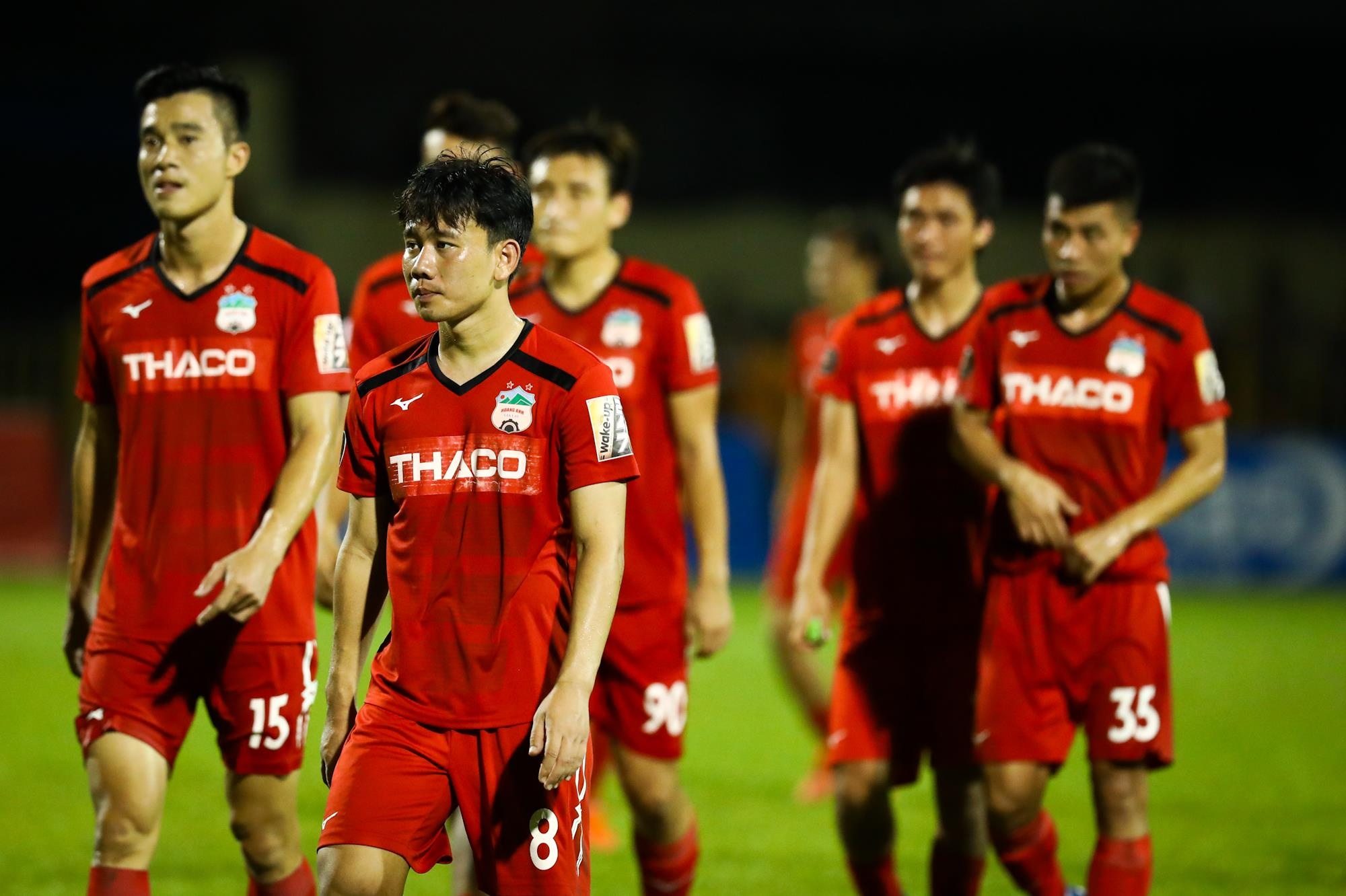 Văn Toàn đá bóng vào biển quảng cáo ảnh 10 Van Toan da bong vao bien quang cao anh 10