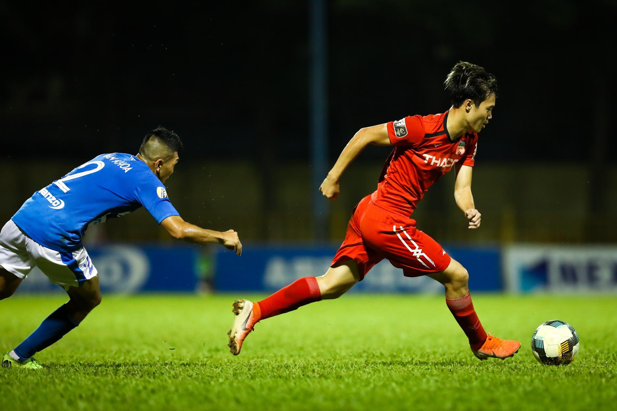 Văn Toàn đá bóng vào biển quảng cáo ảnh 1 Van Toan da bong vao bien quang cao anh 1