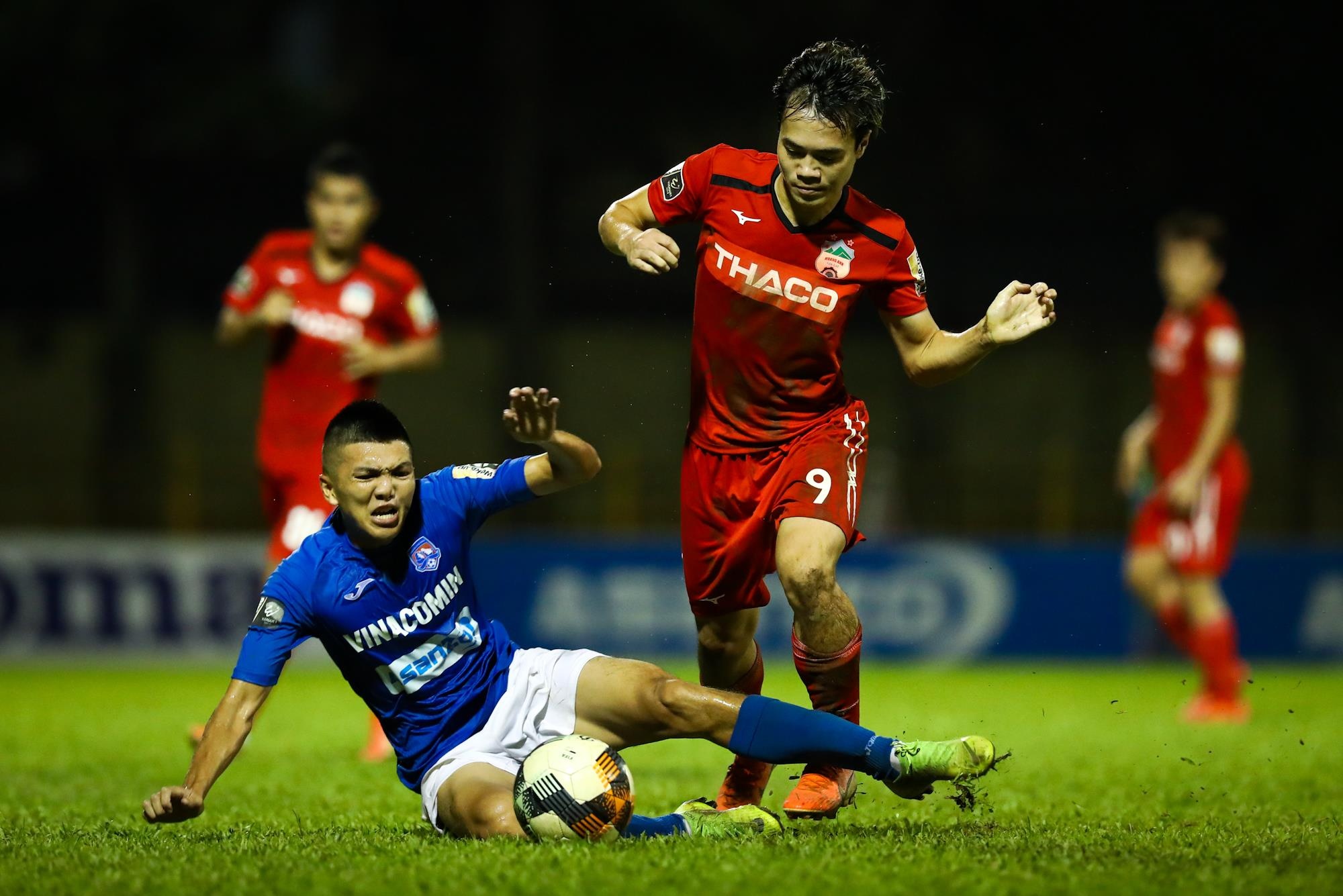 Văn Toàn đá bóng vào biển quảng cáo ảnh 2 Van Toan da bong vao bien quang cao anh 2