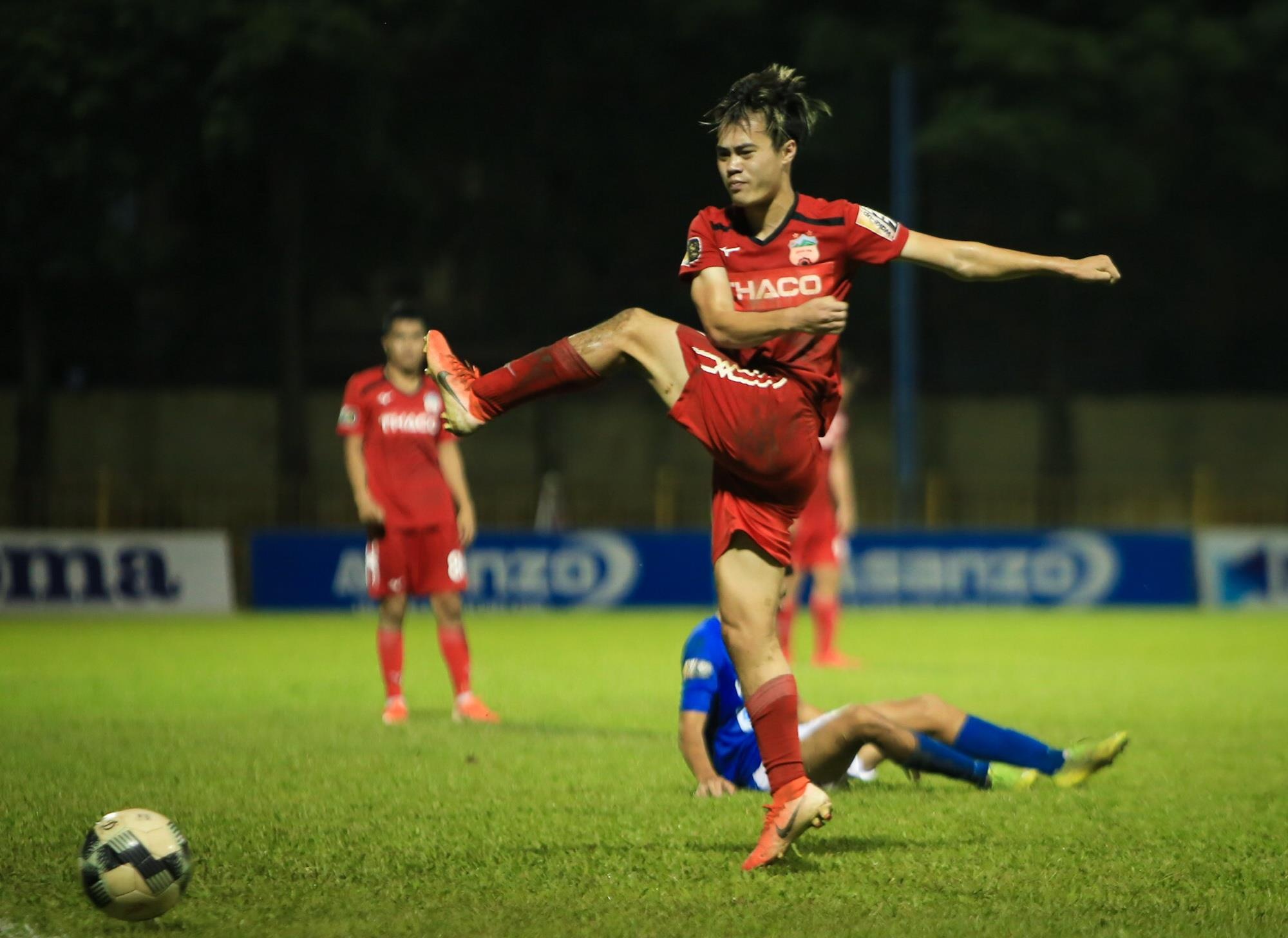 Văn Toàn đá bóng vào biển quảng cáo ảnh 3 Van Toan da bong vao bien quang cao anh 3
