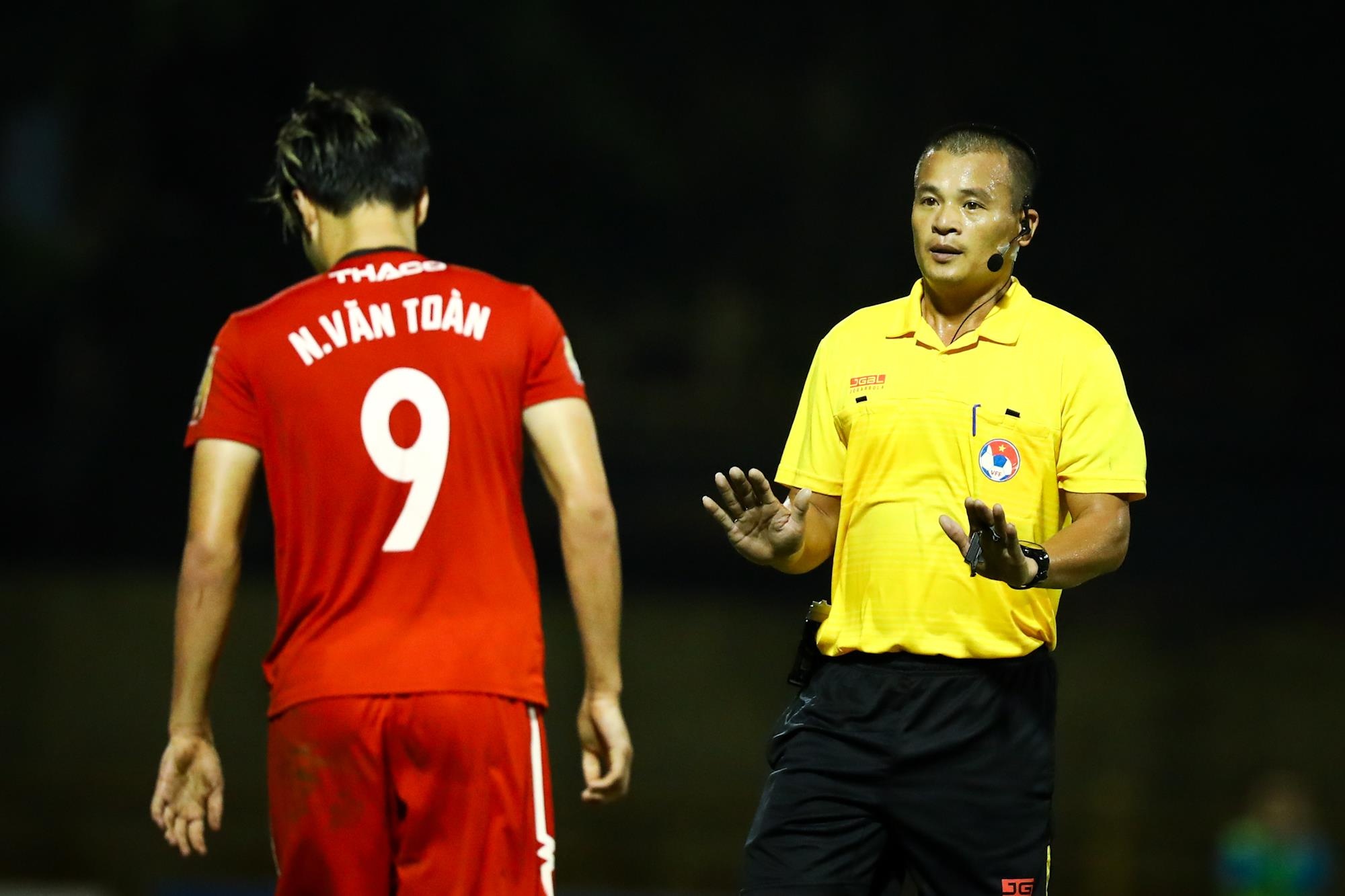 Văn Toàn đá bóng vào biển quảng cáo ảnh 4 Van Toan da bong vao bien quang cao anh 4