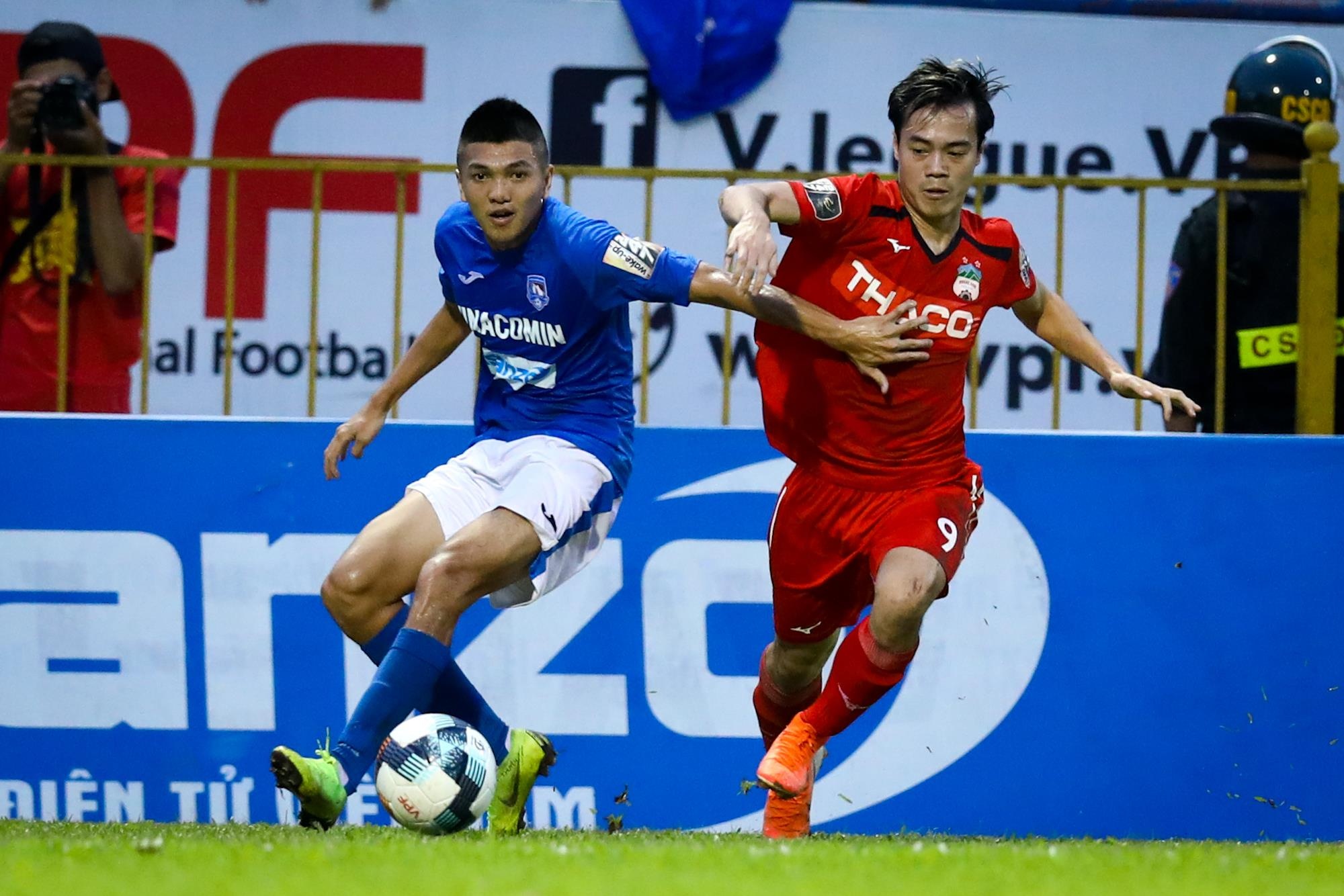 Văn Toàn đá bóng vào biển quảng cáo ảnh 5 Van Toan da bong vao bien quang cao anh 5