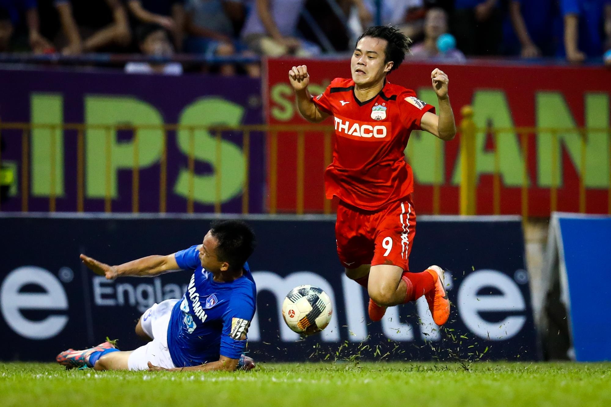 Văn Toàn đá bóng vào biển quảng cáo ảnh 6 Van Toan da bong vao bien quang cao anh 6