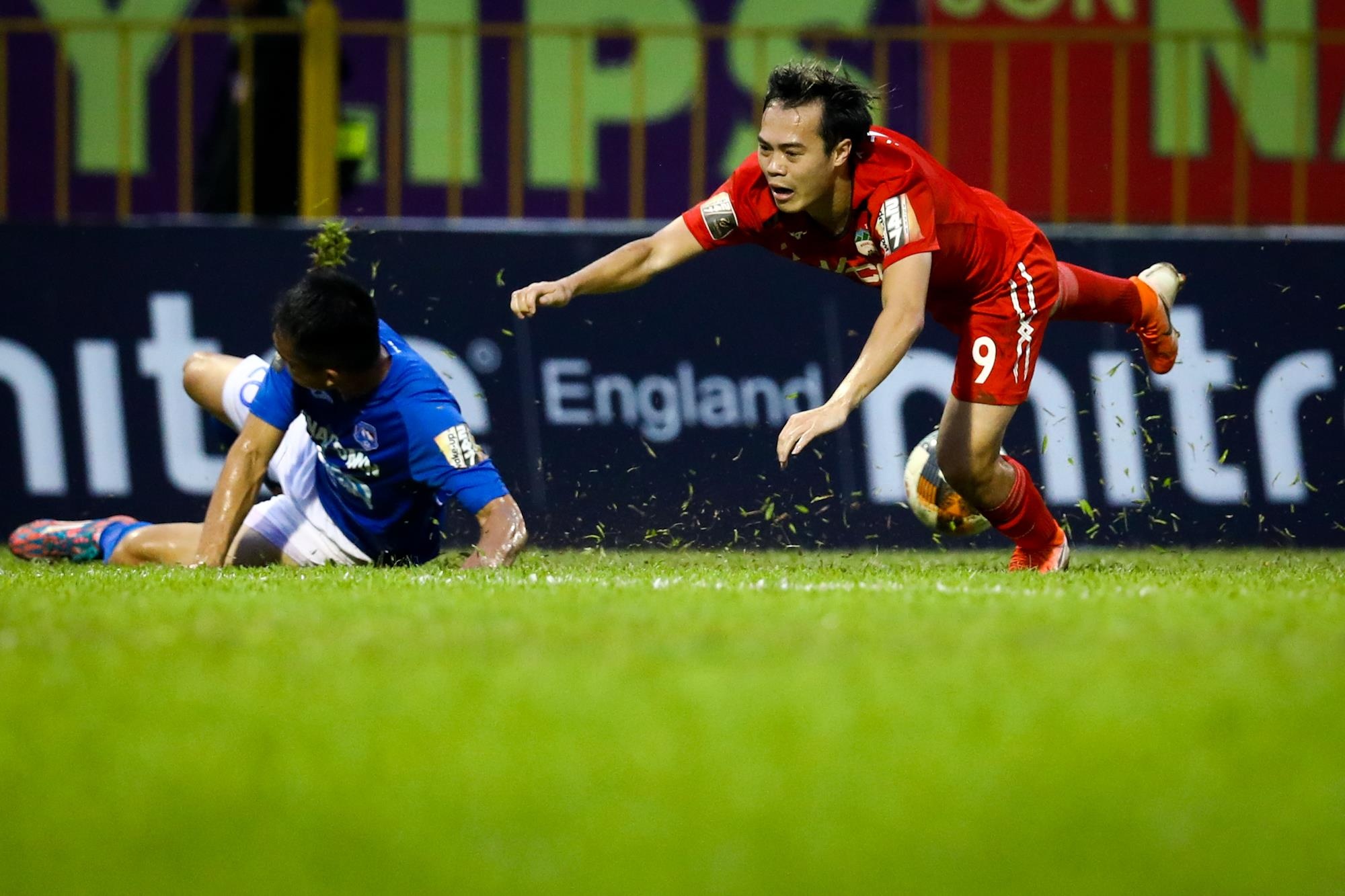 Văn Toàn đá bóng vào biển quảng cáo ảnh 7 Van Toan da bong vao bien quang cao anh 7