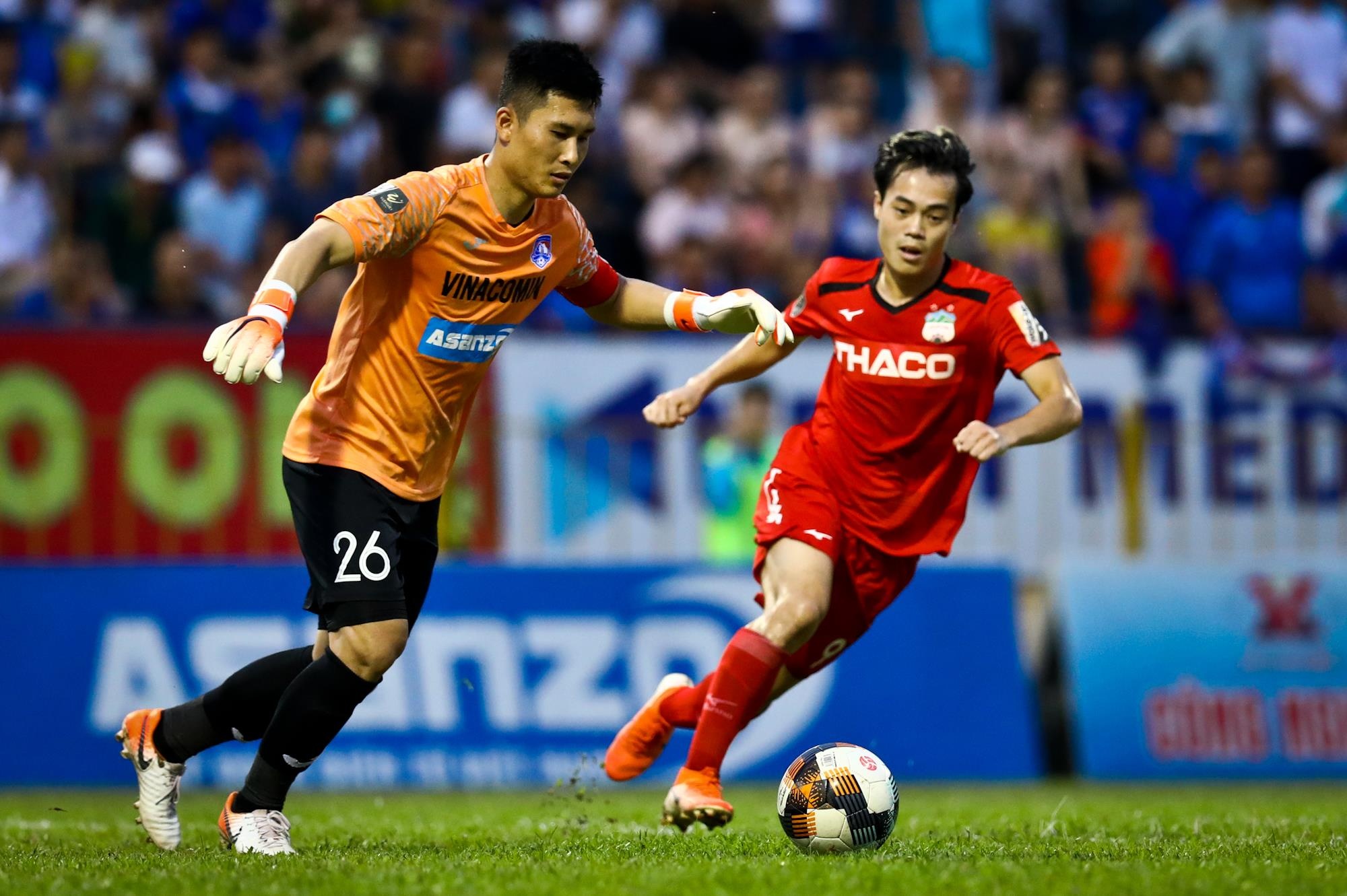 Văn Toàn đá bóng vào biển quảng cáo ảnh 8 Van Toan da bong vao bien quang cao anh 8