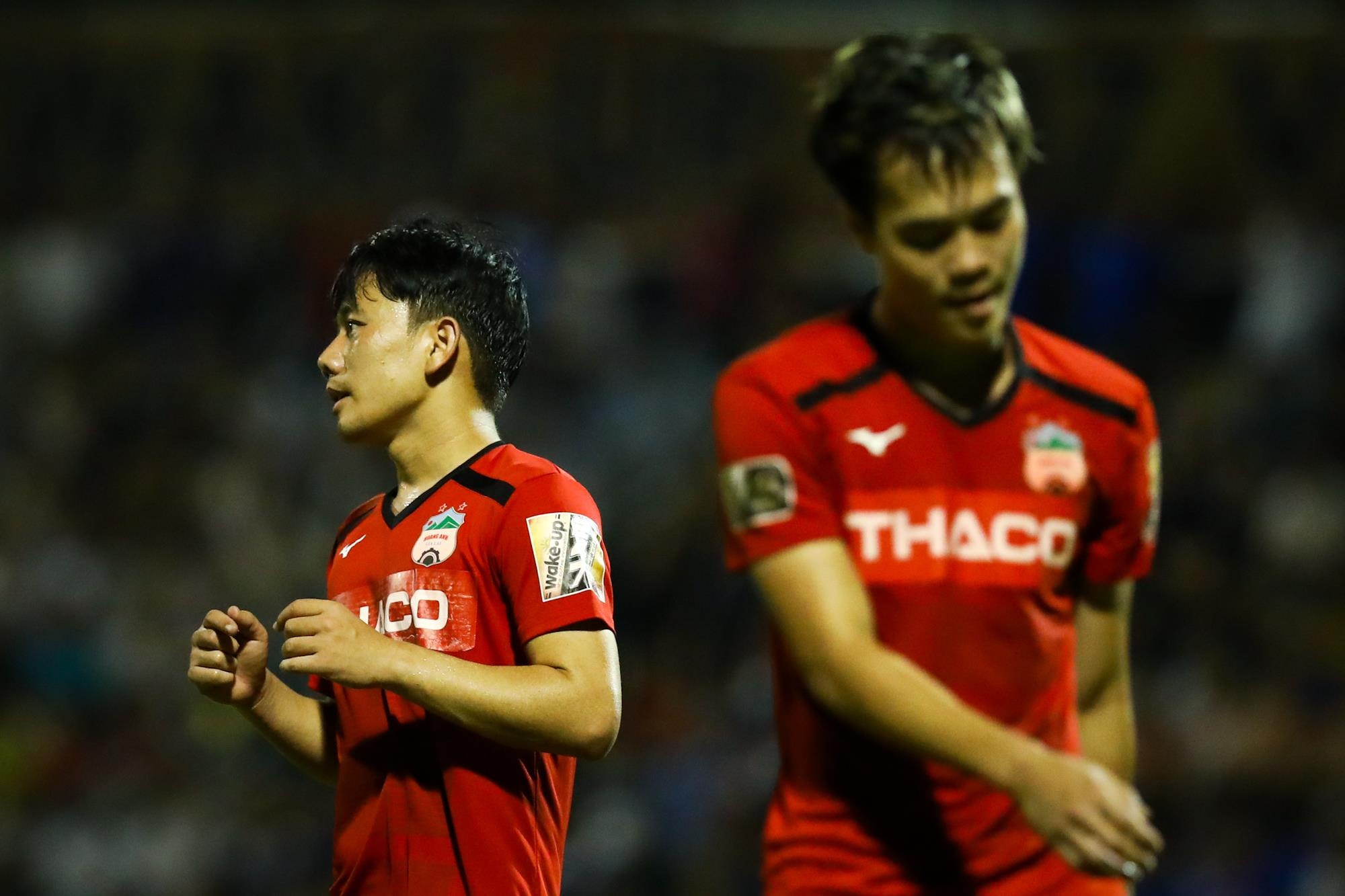 Văn Toàn đá bóng vào biển quảng cáo ảnh 9 Van Toan da bong vao bien quang cao anh 9