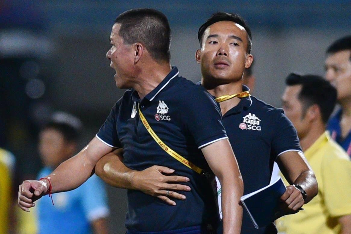 HLV Chu Dinh Nghiem bi cam chi dao 2 tran anh 1