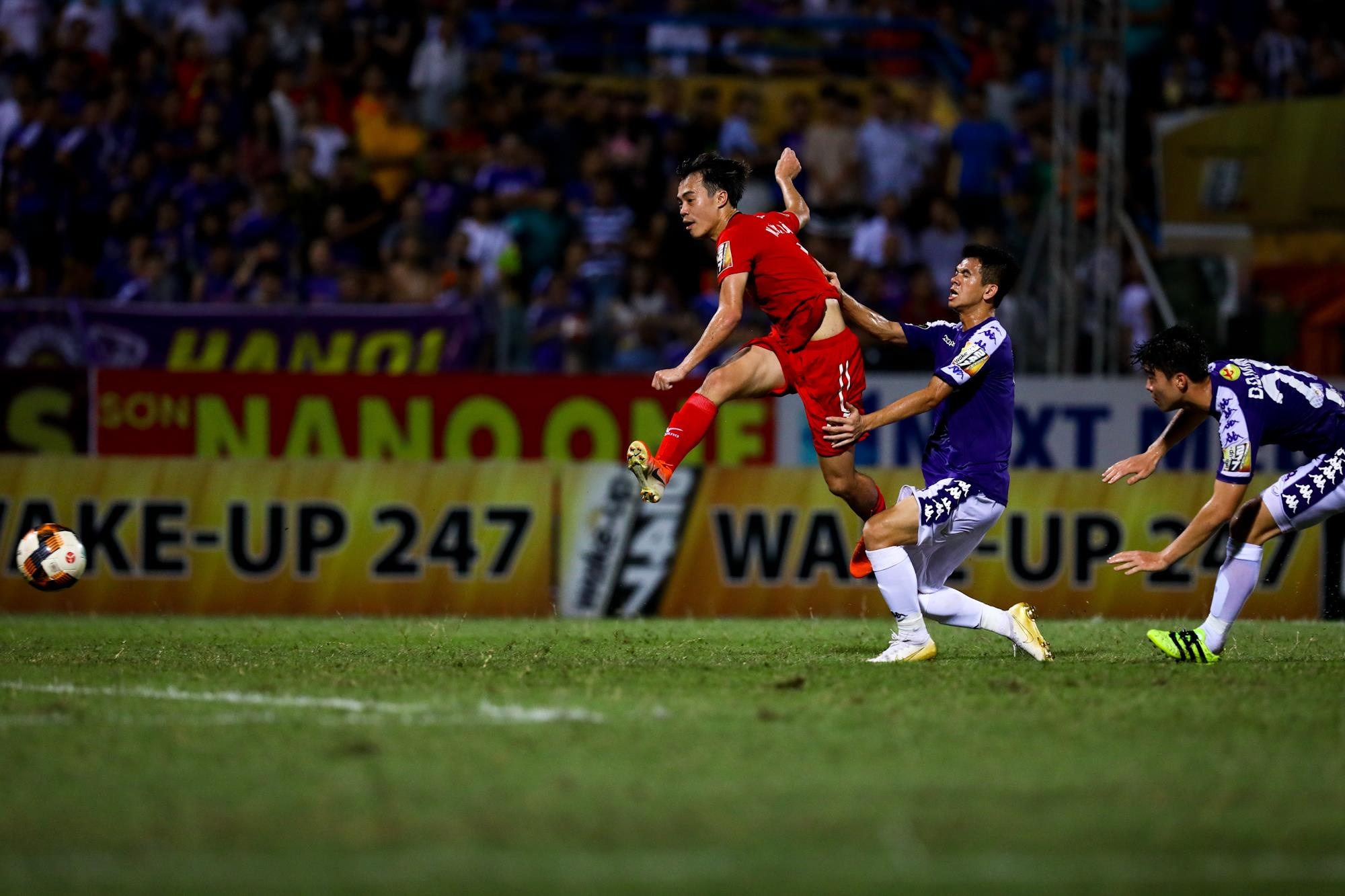 Van Toan ghi ban vao luoi CLB Ha Noi anh 2