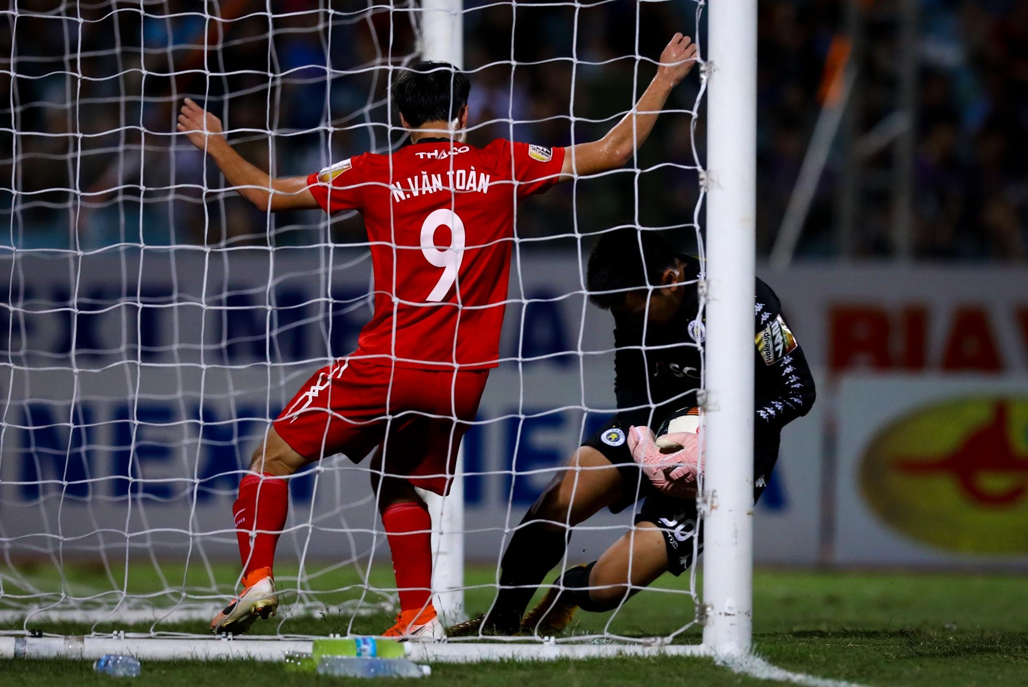 Van Toan ghi ban vao luoi CLB Ha Noi anh 7