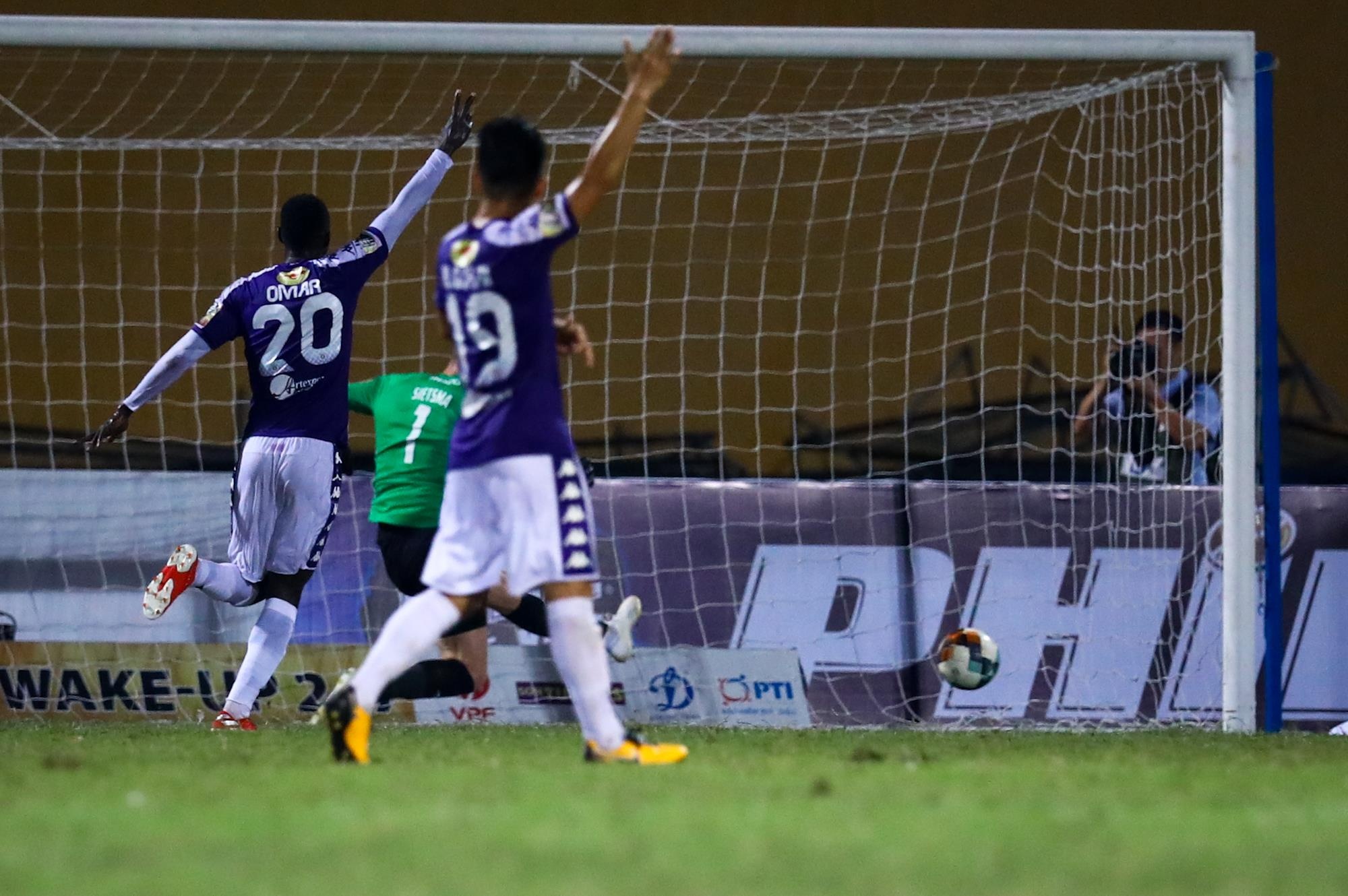 Van Toan ghi ban vao luoi CLB Ha Noi anh 8