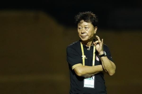 HLV Chung: '30 nam trong nghe van chua quen cuong do bong da Viet Nam' hinh anh