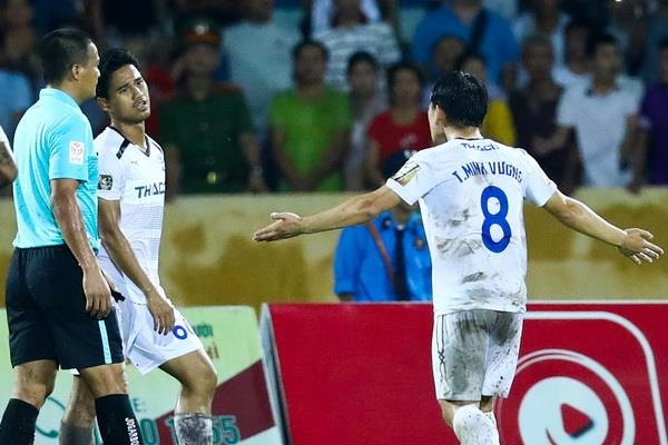 Cau thu HAGL to tieng truoc khi mat diem o phut bu gio thu 4 hinh anh