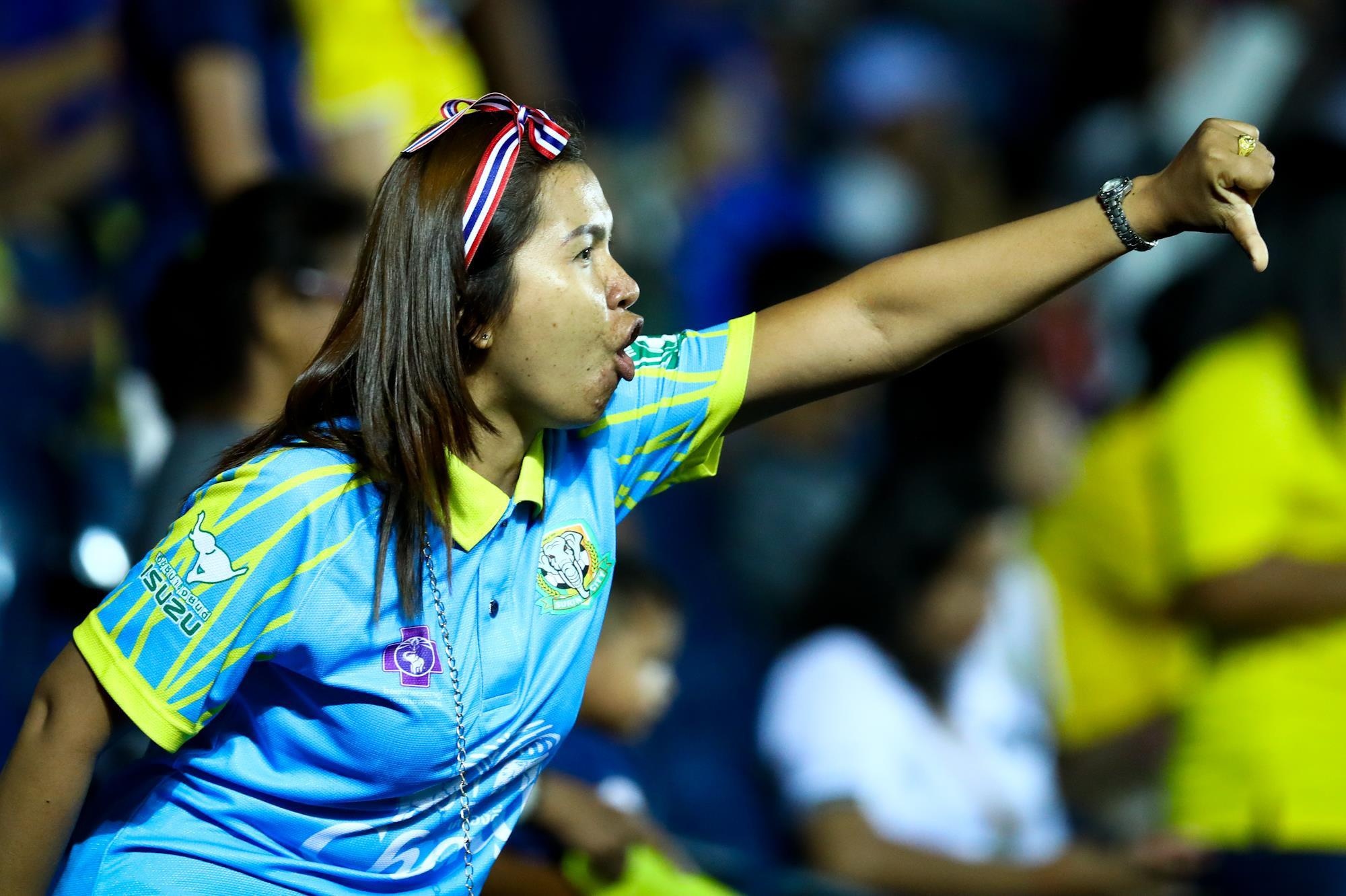 Quế Ngọc Hải giơ ngón tay CĐV Thái Lan ảnh 2 Que Ngoc Hai gio ngon tay CDV Thai Lan anh 2