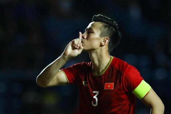 Quế Ngọc Hải giơ ngón tay CĐV Thái Lan ảnh 1 Que Ngoc Hai gio ngon tay CDV Thai Lan anh 1