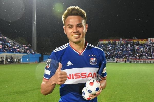 Doi truong Thai Lan sut xa ghi ban o J.League truoc tran gap Viet Nam hinh anh