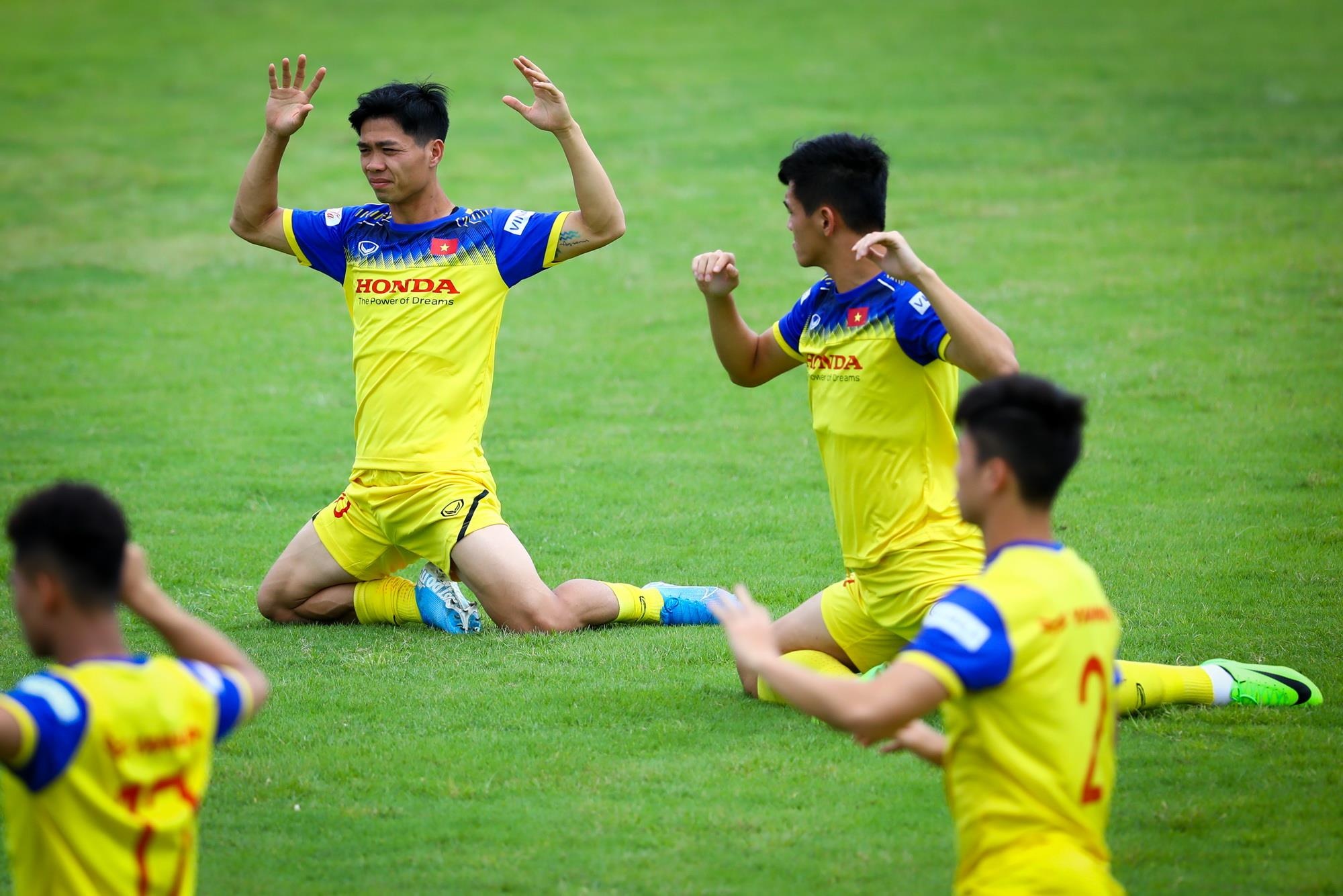 Cong Phuong tap ngay sau chuyen bay 12 tieng anh 2