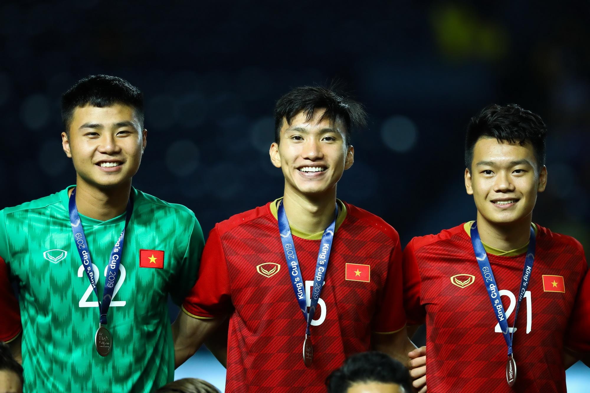 Van Hau sang chau Au choi bong anh 1