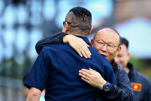 HLV Park Hang-seo om cham huyen thoai Thai Lan sau 20 nam xa cach hinh anh