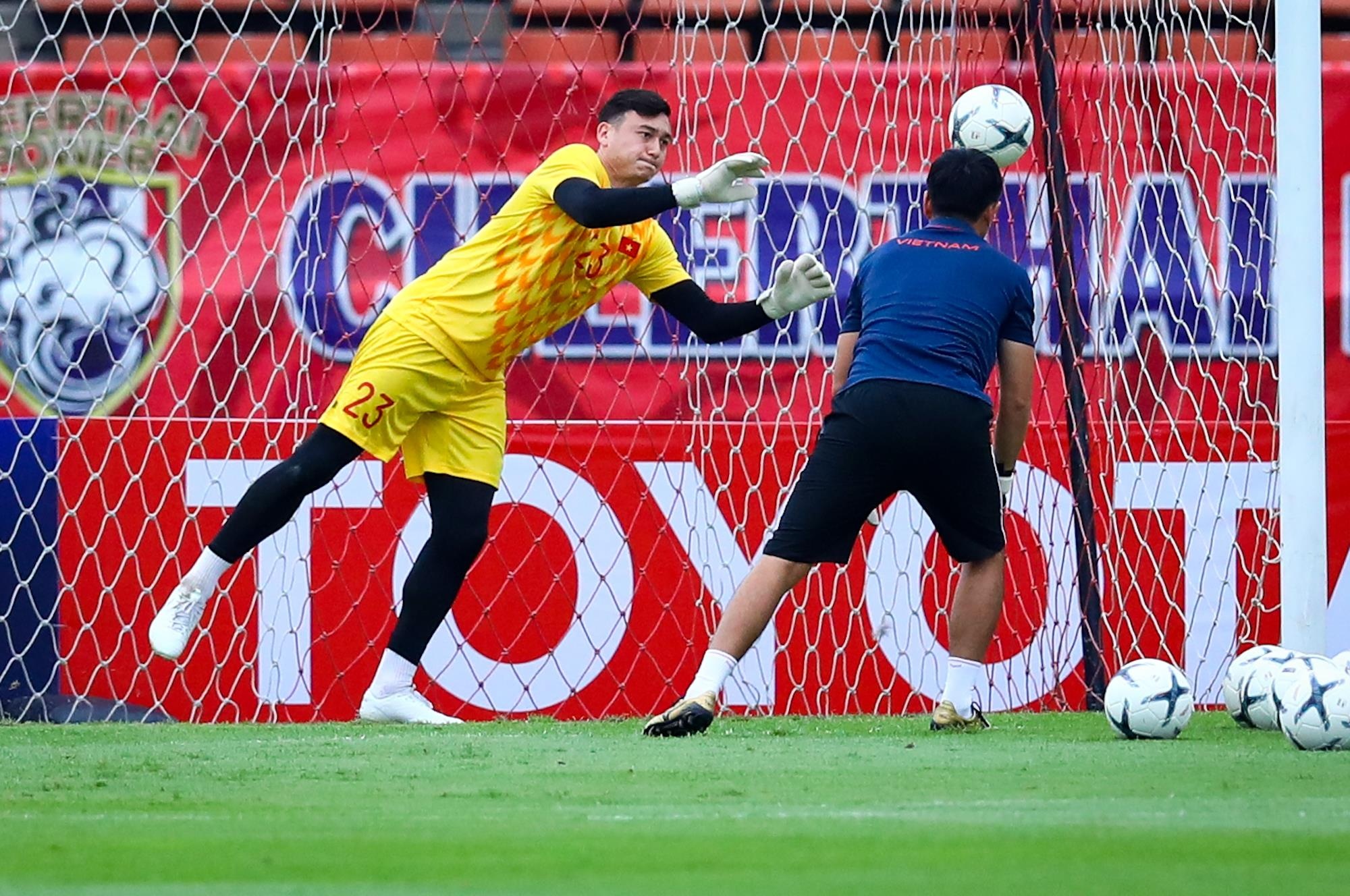 Doan Van Hau chi co mot buoi tap truoc Thai Lan anh 7