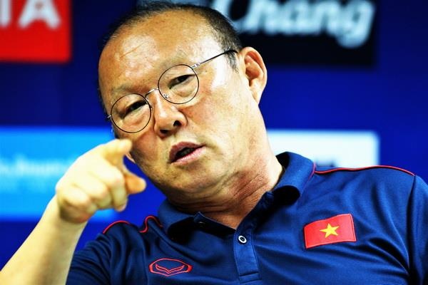 HLV Nishino vui ve, ong Park Hang-seo noi gian o buoi hop bao hinh anh