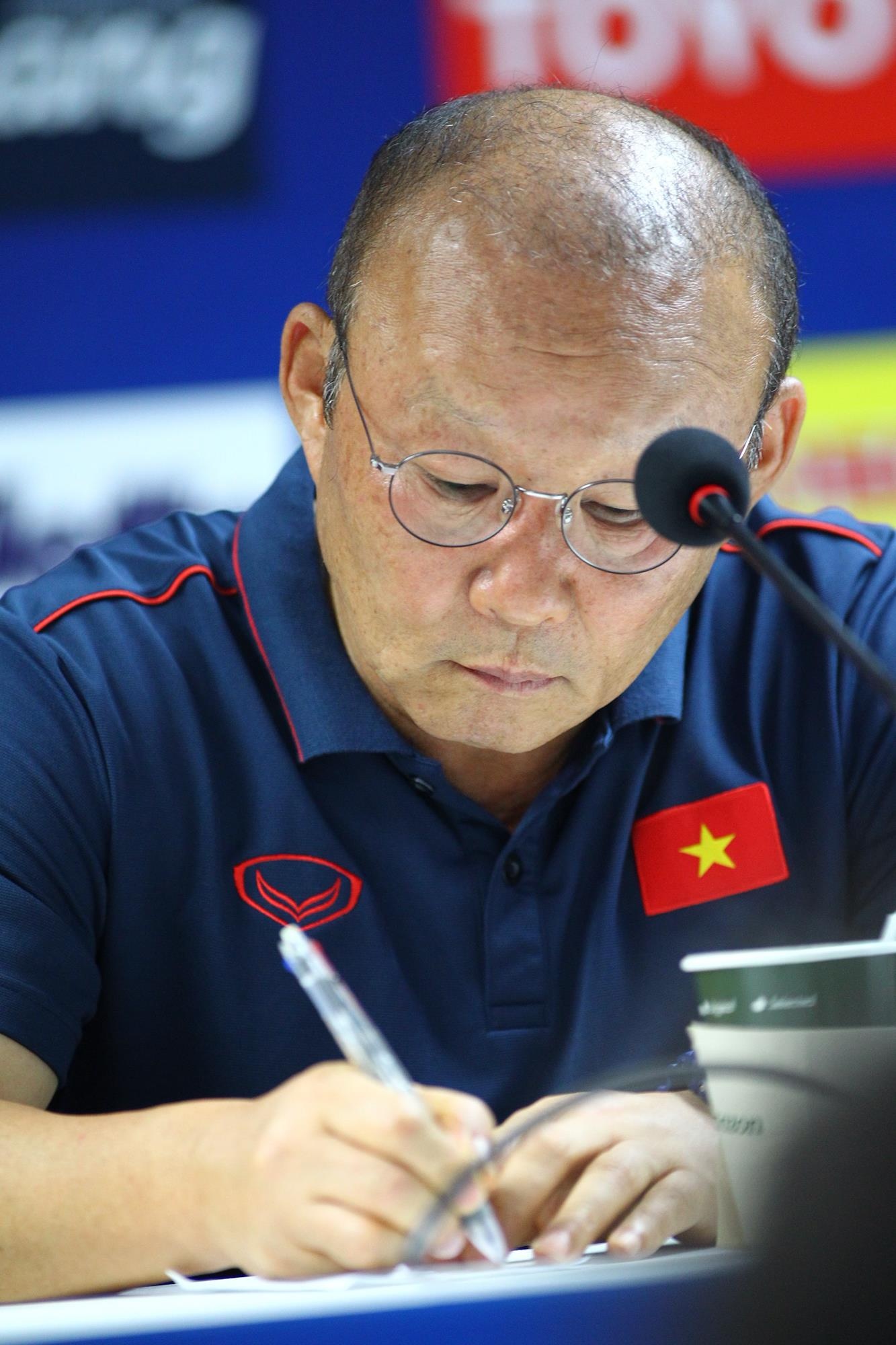 HLV Park Hang-seo nổi giận trong phòng họp báo ảnh 4 HLV Park Hang-seo noi gian trong phong hop bao anh 4