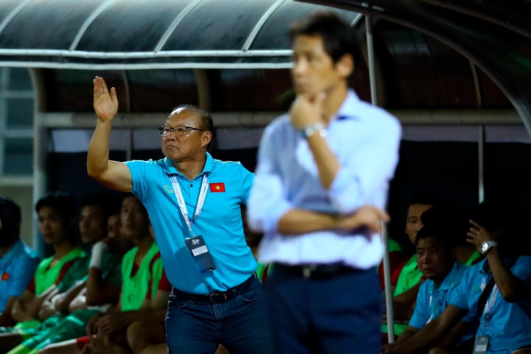 Park Hang-seo dung hoi ve the vang anh 1