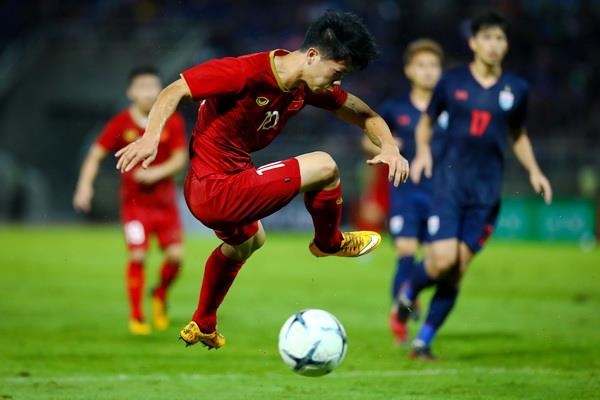 Quang Hai om dau nhin Cong Phuong da hut bong truoc gon Thai Lan hinh anh