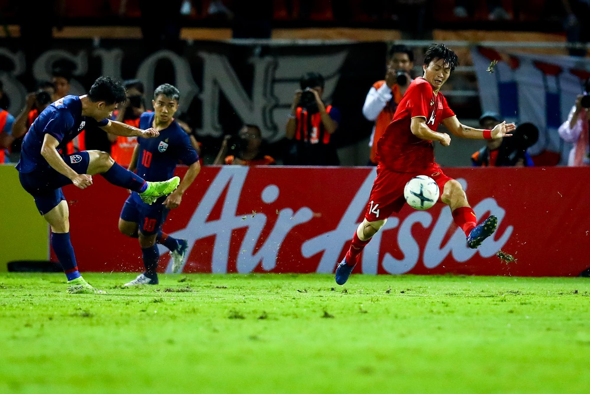 Tuan Anh nhay mua giua vong vay Thai Lan anh 9