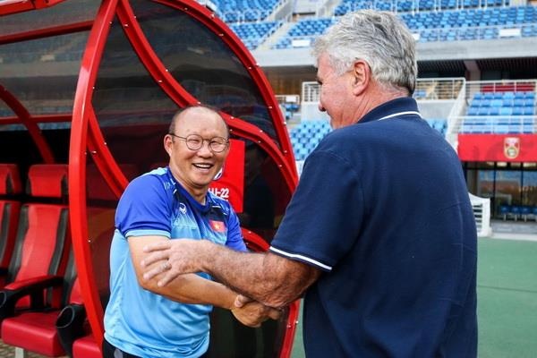 HLV Park dung o cua phong, cho gap Hiddink tai Trung Quoc hinh anh