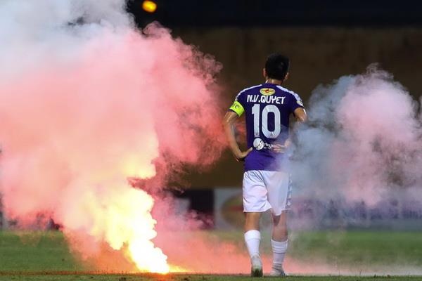 CLB Ha Noi doi dien an phat nang sau su co phao sang hinh anh