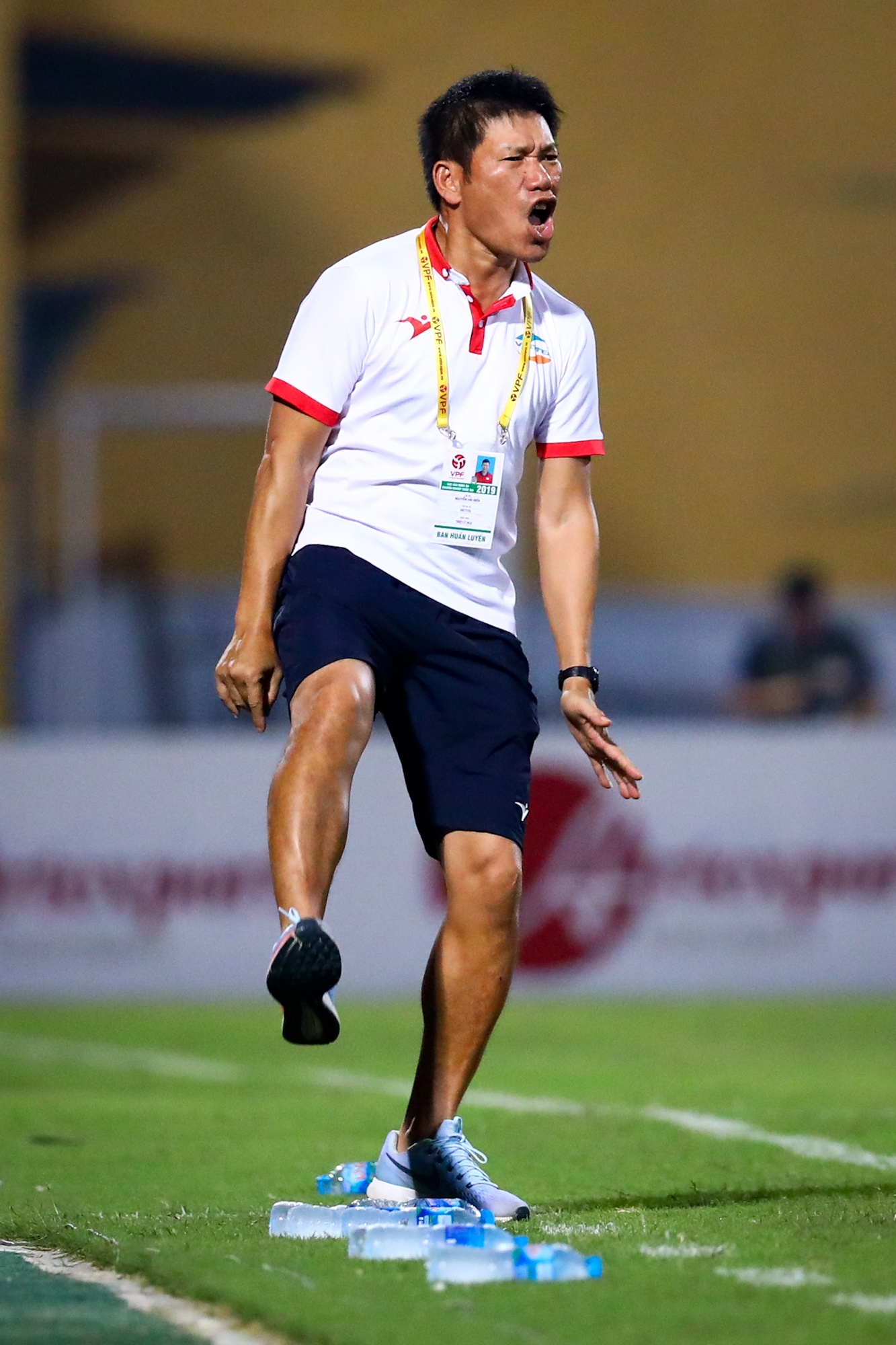 HLV bat luc nhin Quang Hai nhay mua anh 10