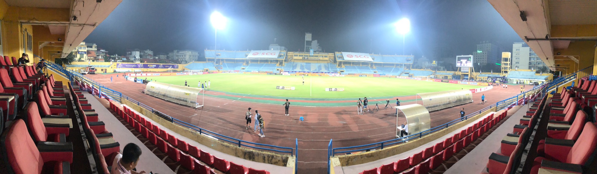 HLV bat luc nhin Quang Hai nhay mua anh 1