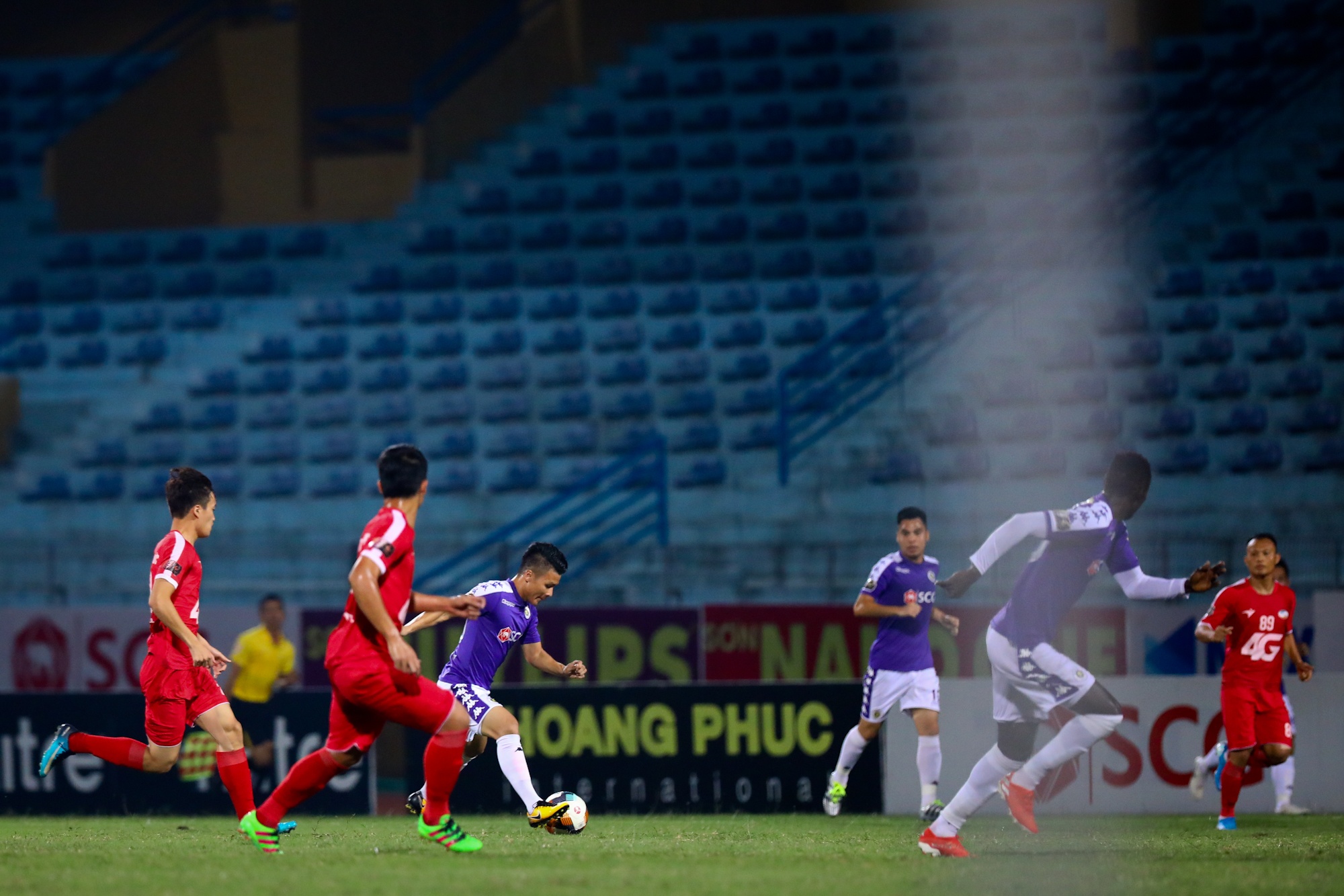 HLV bat luc nhin Quang Hai nhay mua anh 2