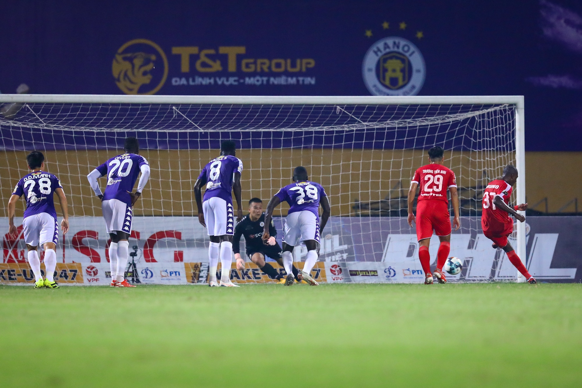 HLV bat luc nhin Quang Hai nhay mua anh 3