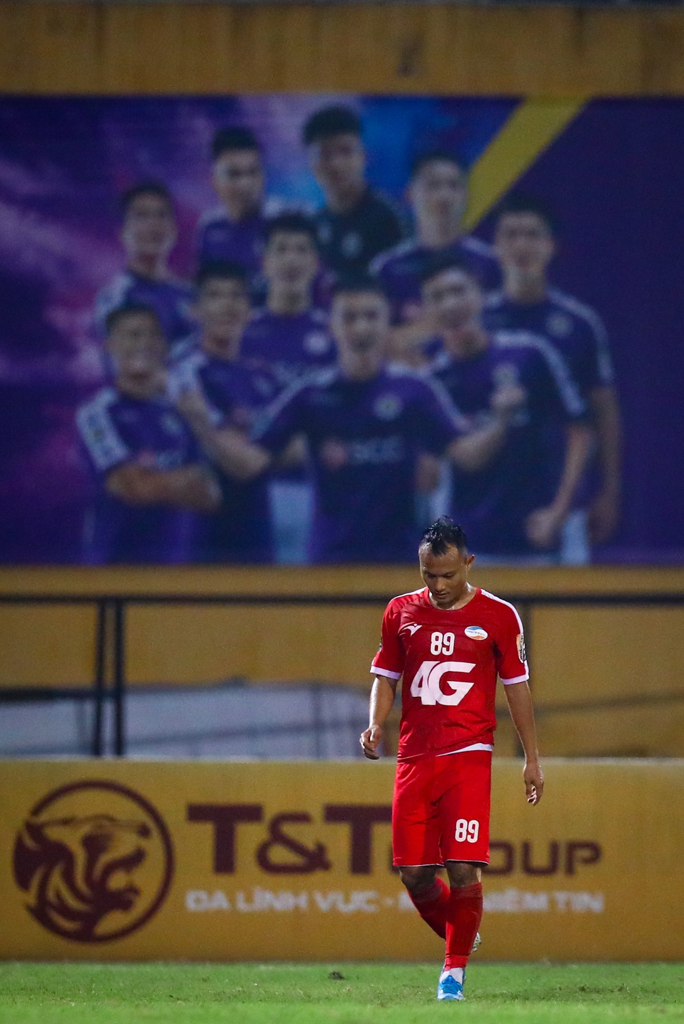 HLV bat luc nhin Quang Hai nhay mua anh 7