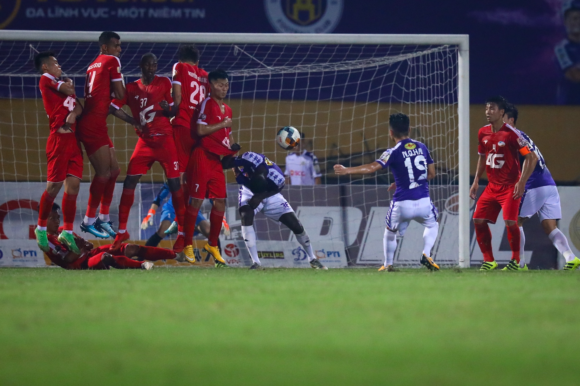 HLV bat luc nhin Quang Hai nhay mua anh 8