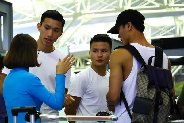 Quang Hai va Tien Dung ra san bay, tien Van Hau den Ha Lan hinh anh