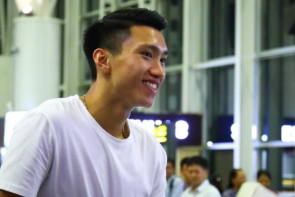 Van Hau: 'Dau phai ai cung biet ngoai ngu luon' hinh anh