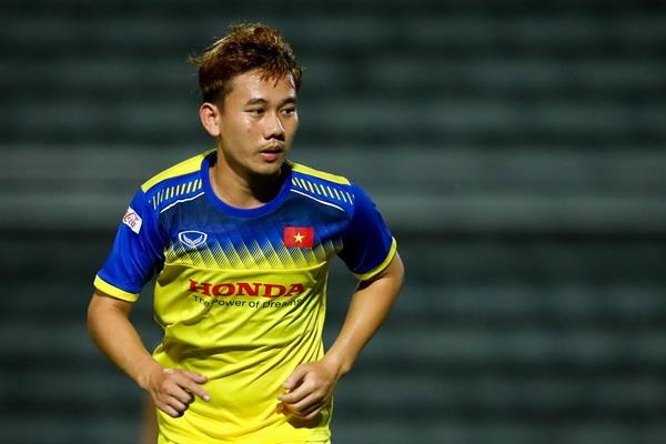 Tuyen Viet Nam loai 6 cau thu truoc khi di UAE hinh anh