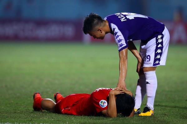 Doi bong Trieu Tien cau gio, an mung khi cam hoa Ha Noi hinh anh