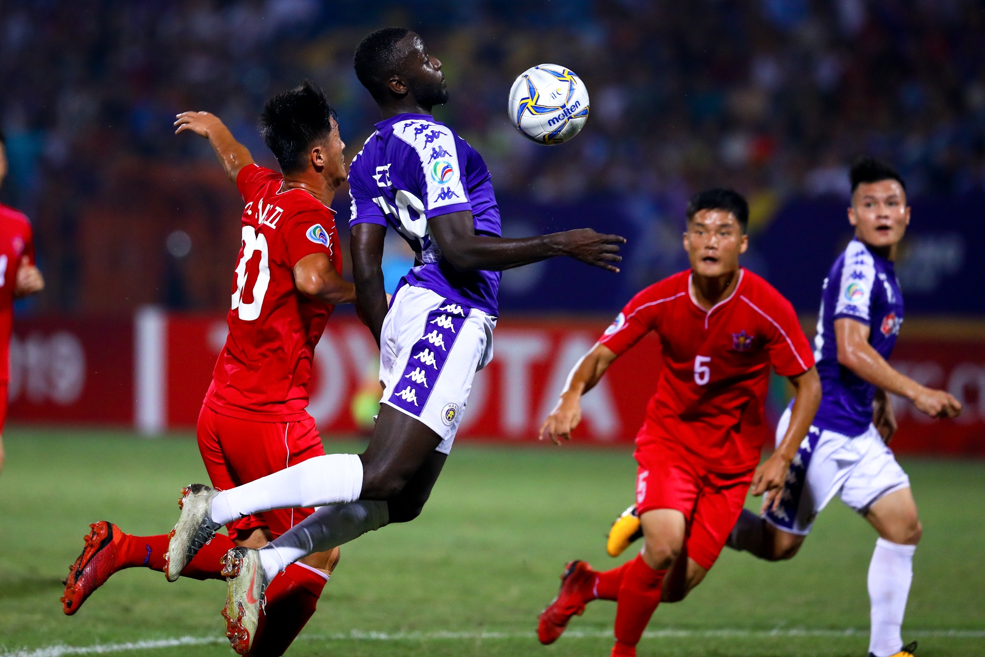 Doi bong Trieu Tien cau gio khi cam hoa CLB Ha Noi anh 11