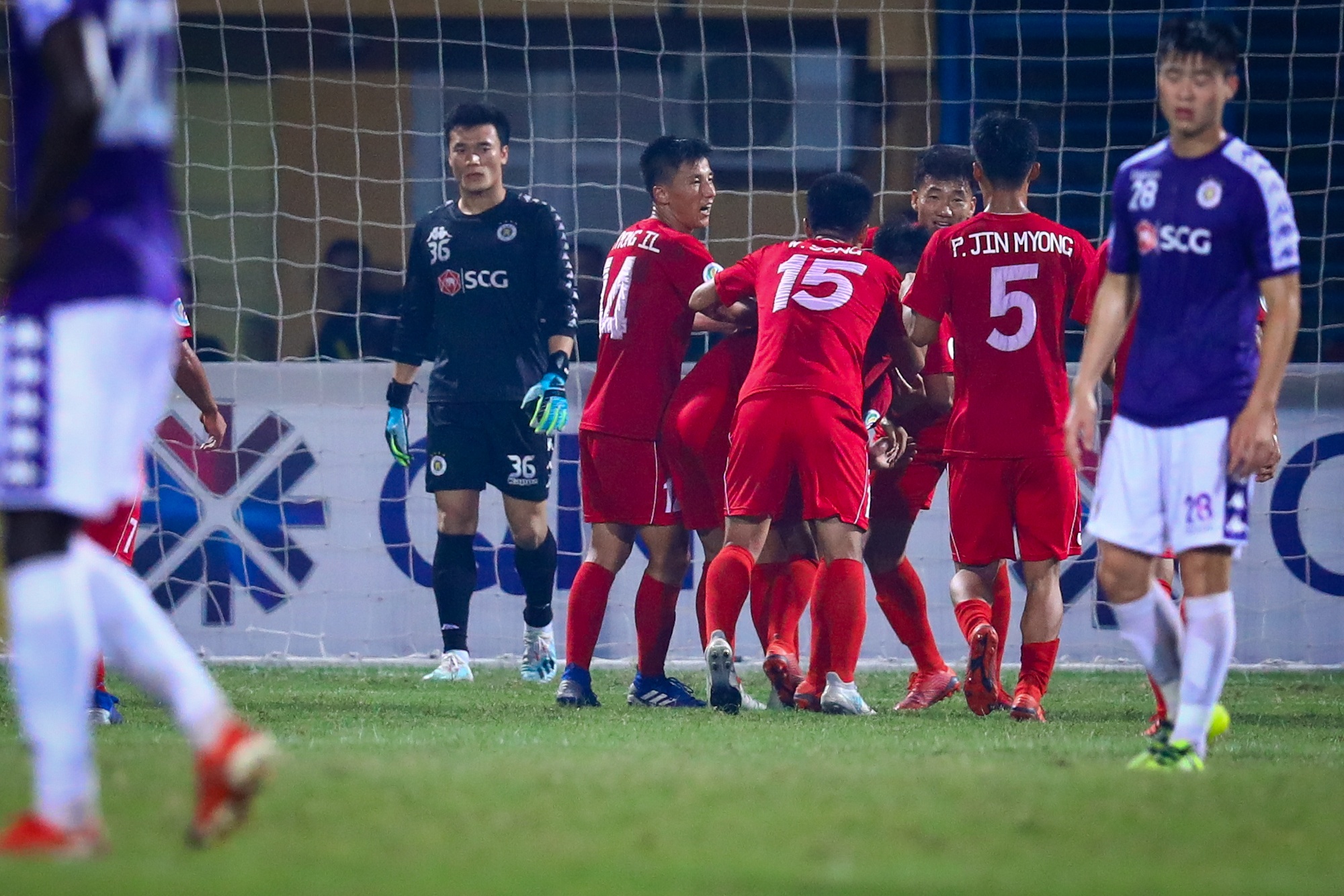 Doi bong Trieu Tien cau gio khi cam hoa CLB Ha Noi anh 1