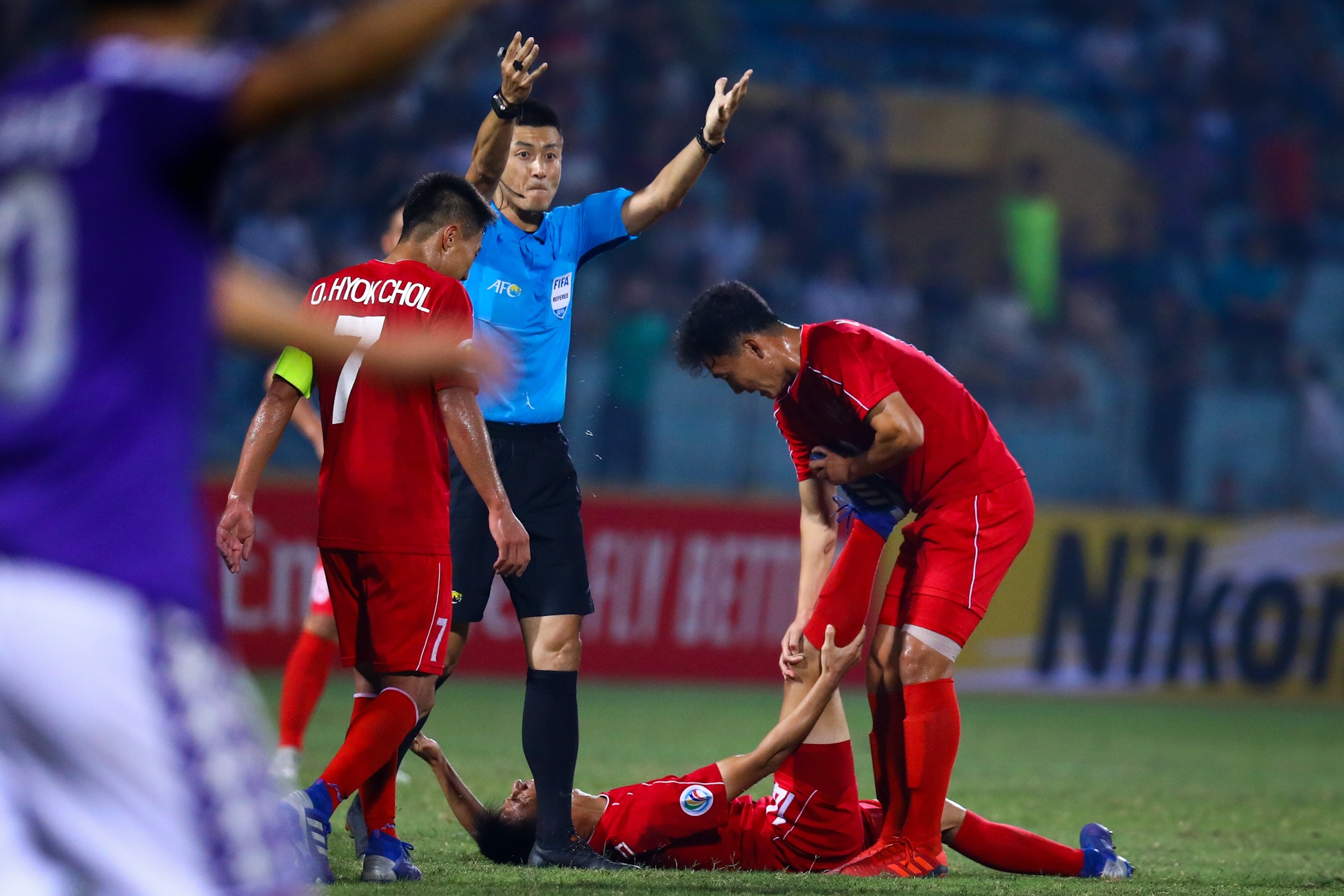 Doi bong Trieu Tien cau gio khi cam hoa CLB Ha Noi anh 4