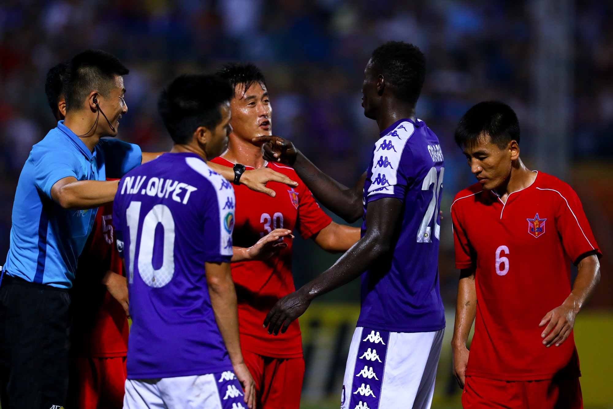 Doi bong Trieu Tien cau gio khi cam hoa CLB Ha Noi anh 6