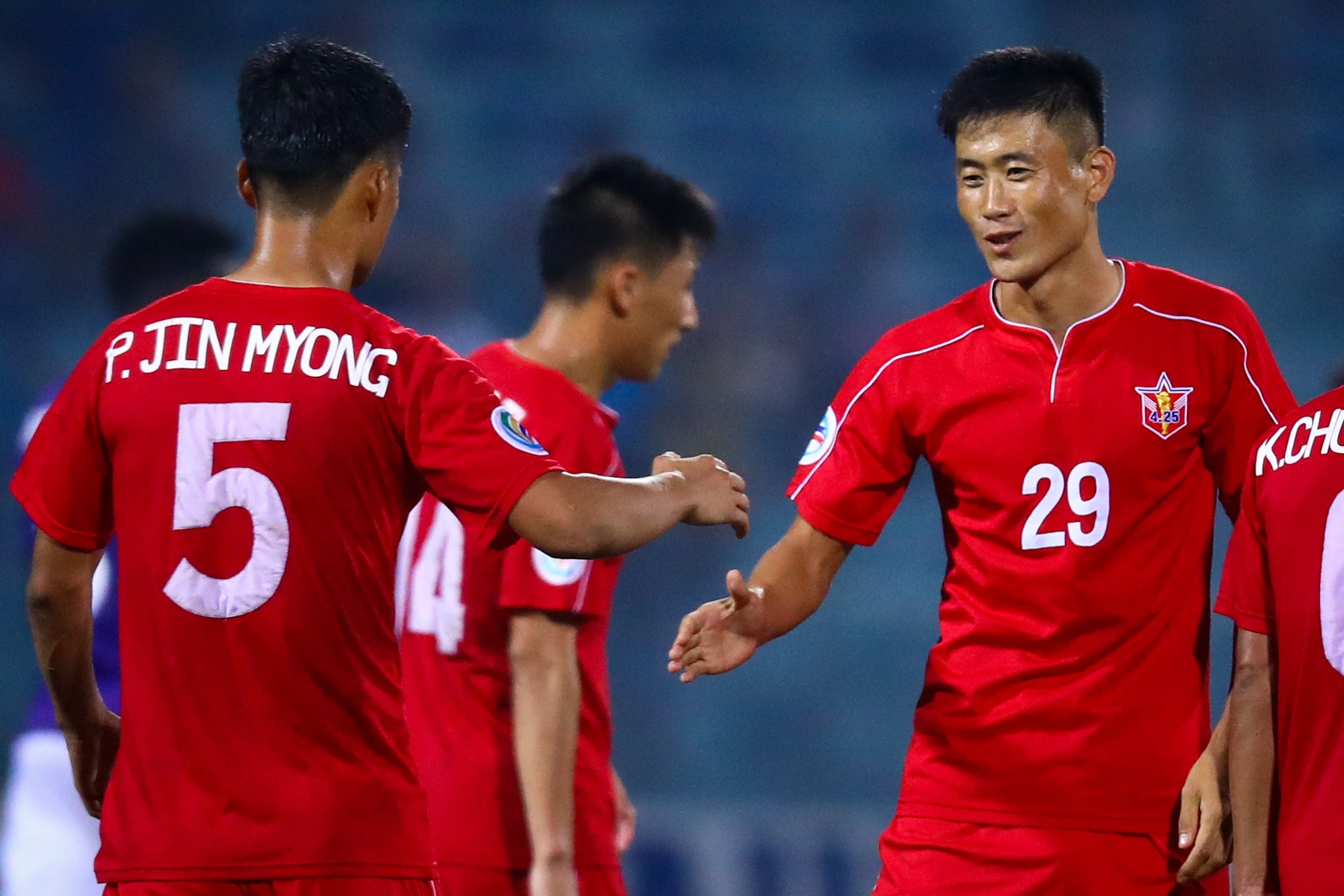 Doi bong Trieu Tien cau gio khi cam hoa CLB Ha Noi anh 8