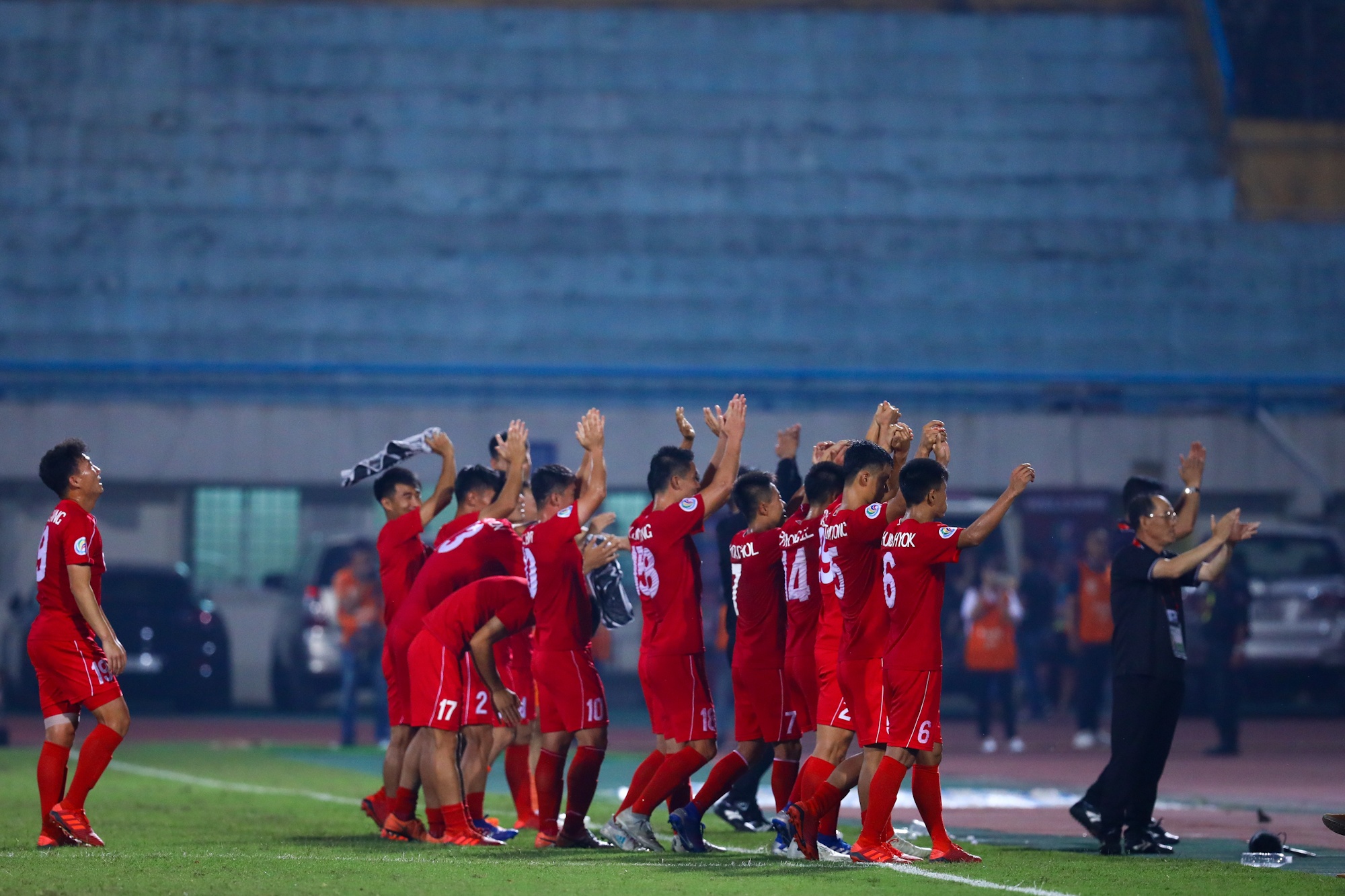 Doi bong Trieu Tien cau gio khi cam hoa CLB Ha Noi anh 9